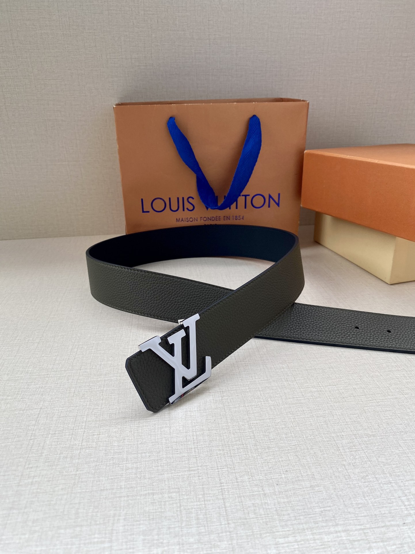 Louis Vuitton Men Leather Belt Width 4CM 132