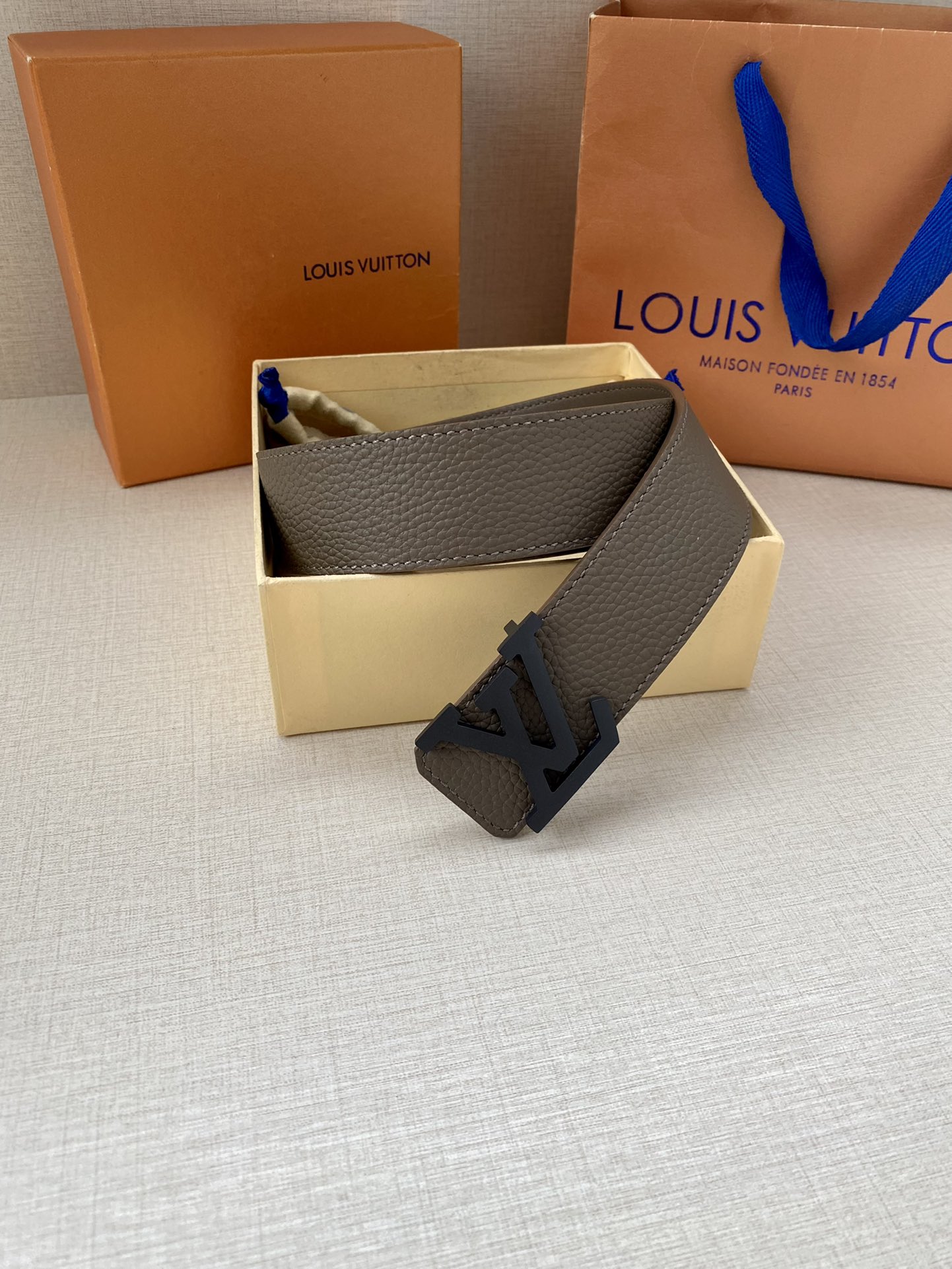 Louis Vuitton Men Leather Belt Width 4CM 136