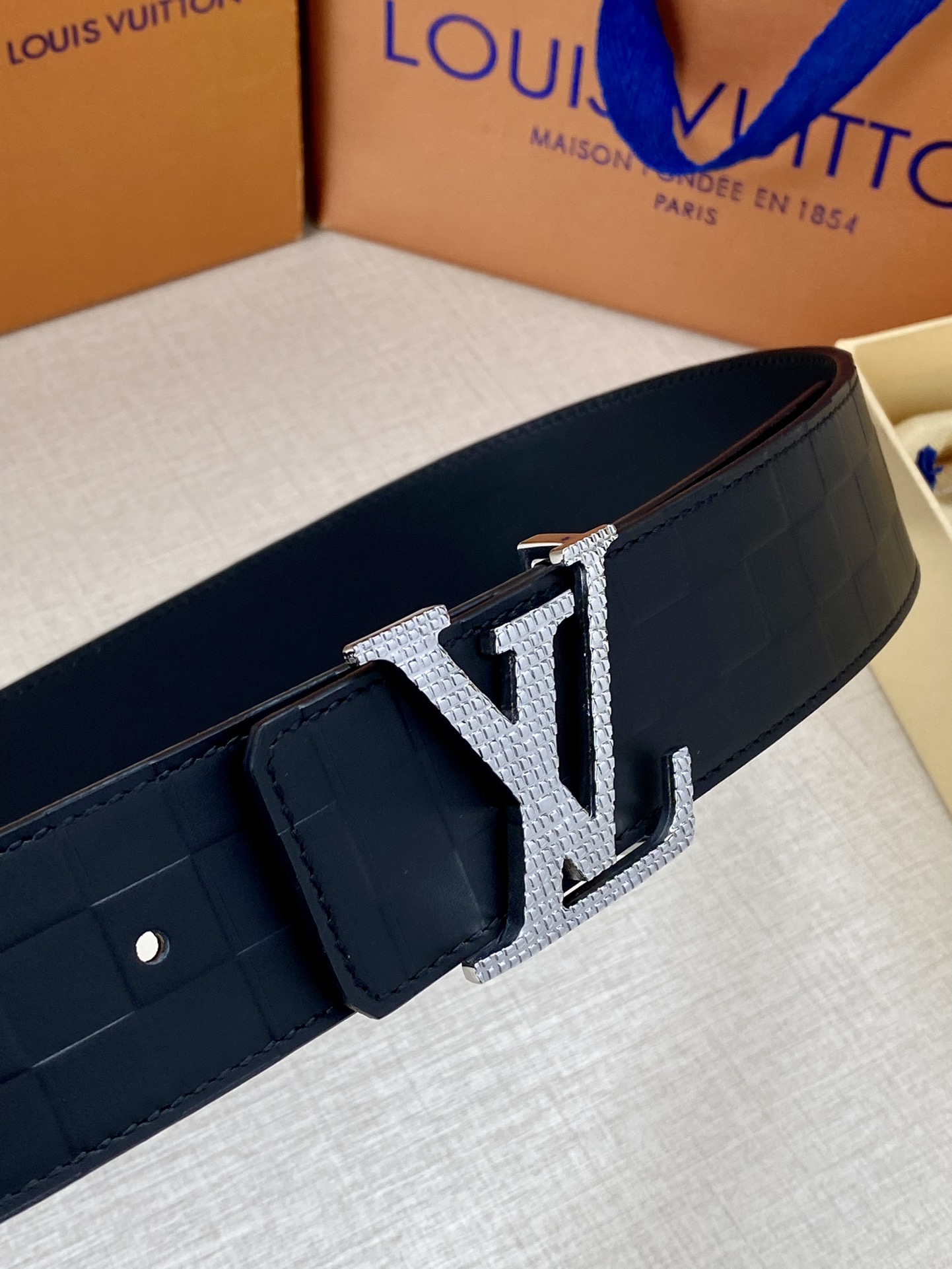 Louis Vuitton Men Leather Belt Width 4CM 139