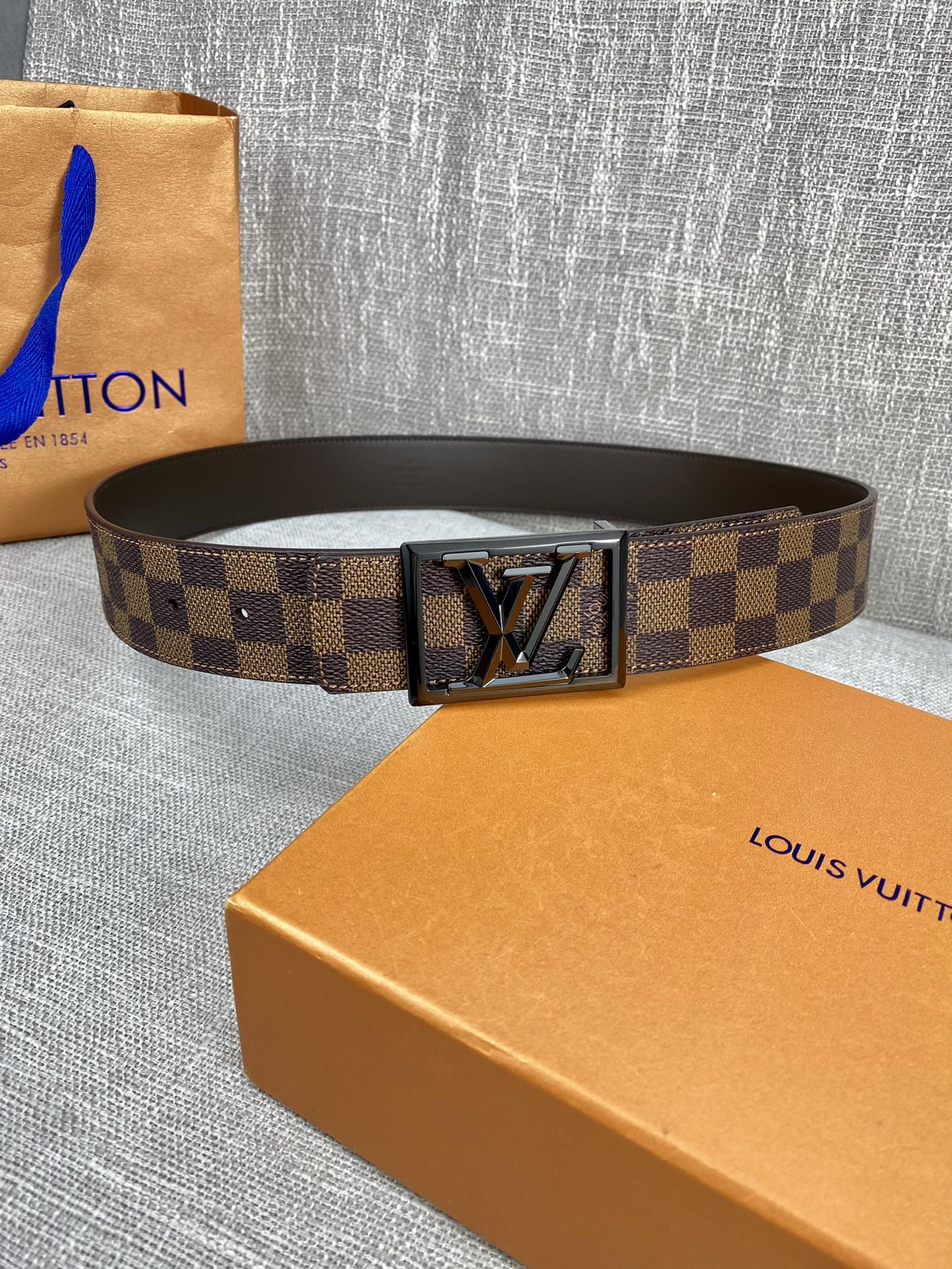 Louis Vuitton Men Leather Belt Width 4CM 147