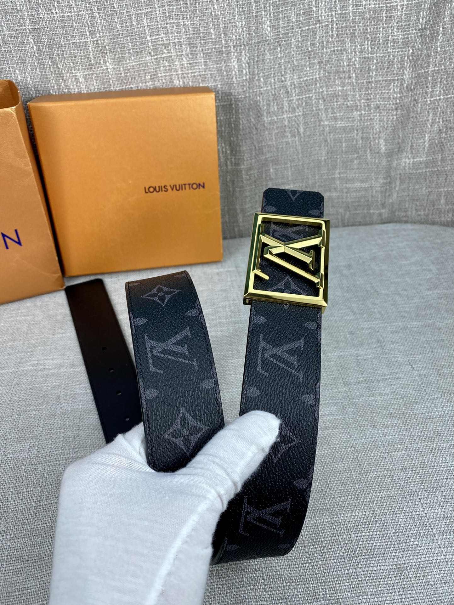 Louis Vuitton Men Leather Belt Width 4CM 148