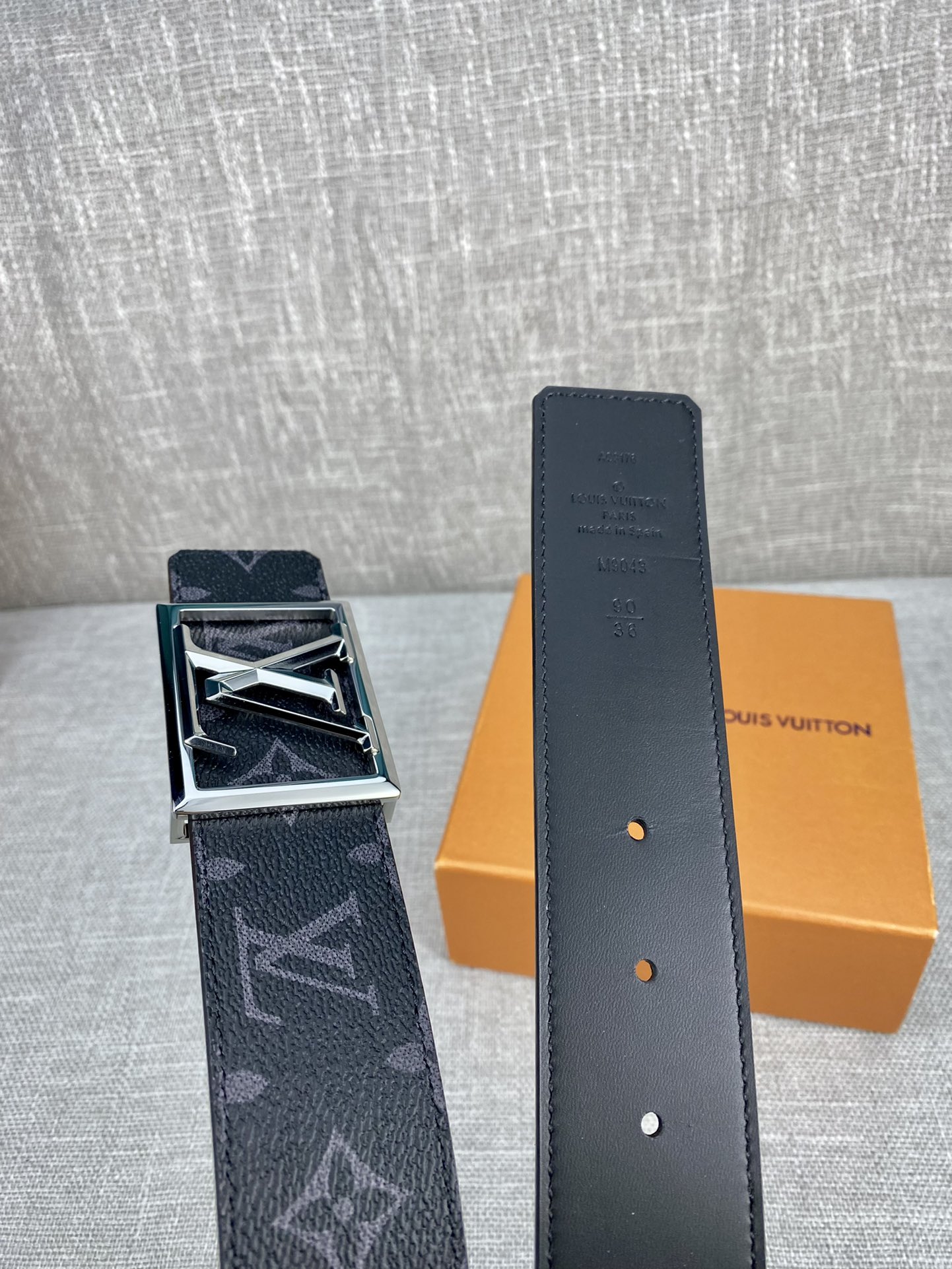 Louis Vuitton Men Leather Belt Width 4CM 148