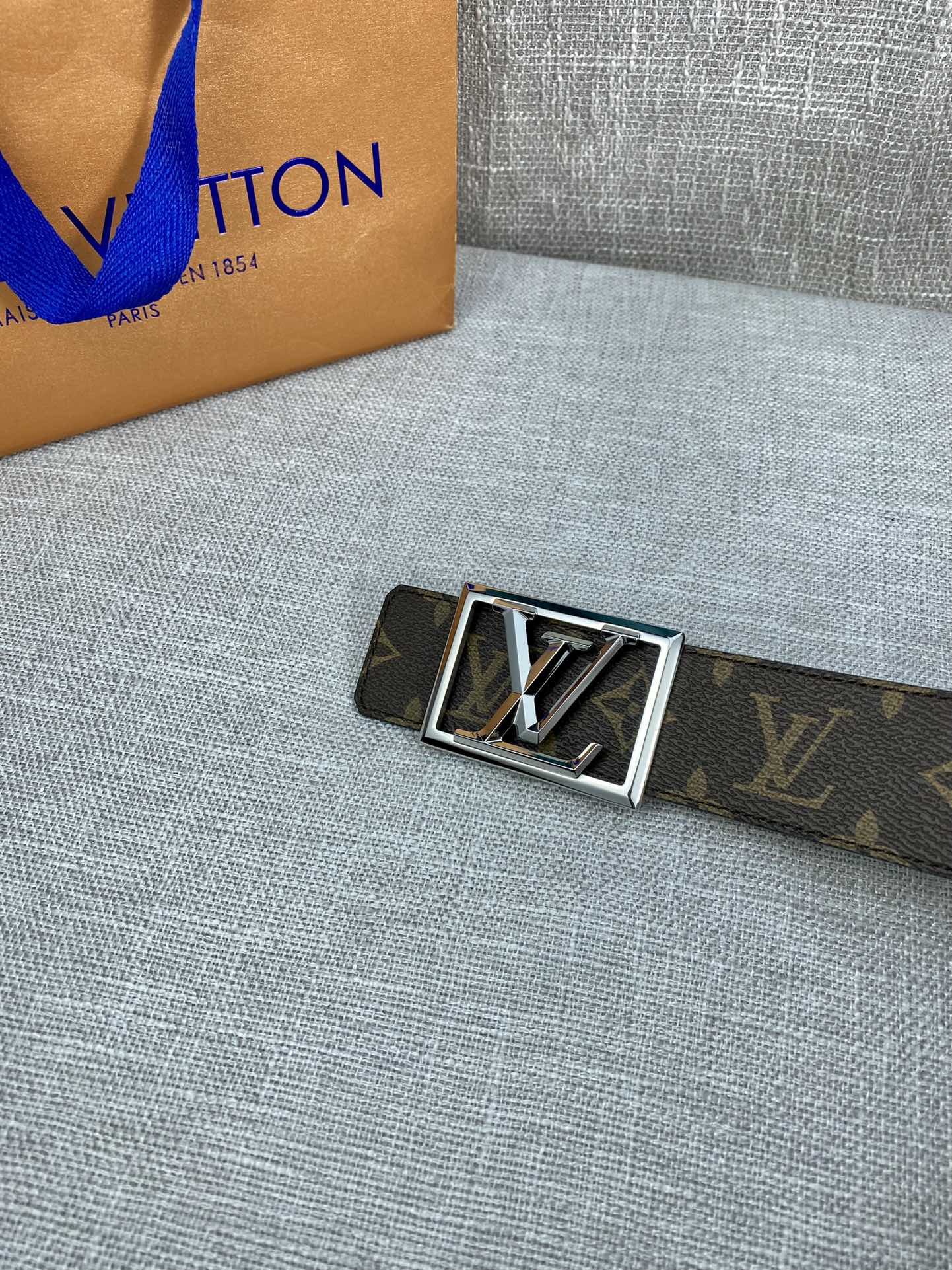 Louis Vuitton Men Leather Belt Width 4CM 149