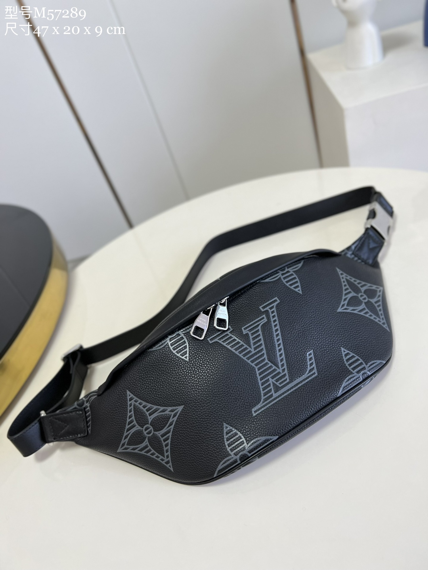 Louis Vuitton Men Monogram Discovery BumBag Bag Black M57289