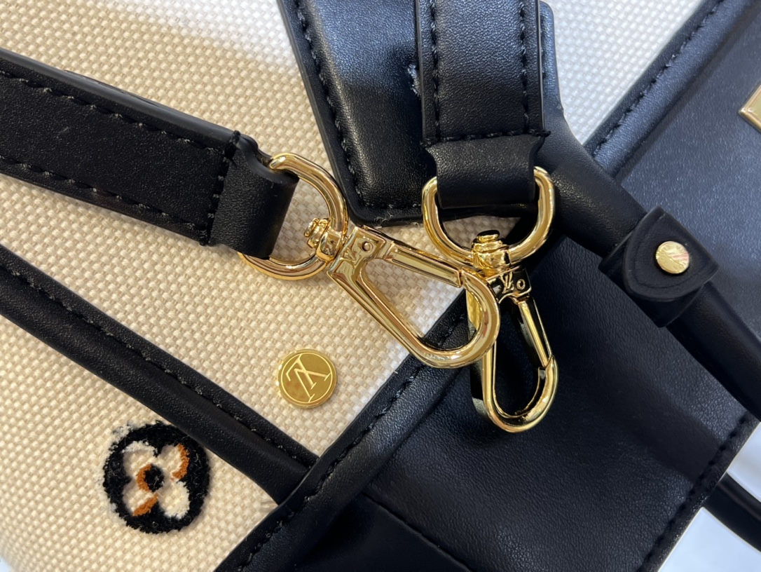 Louis Vuitton On My Side MM Bag In Canvas M59842