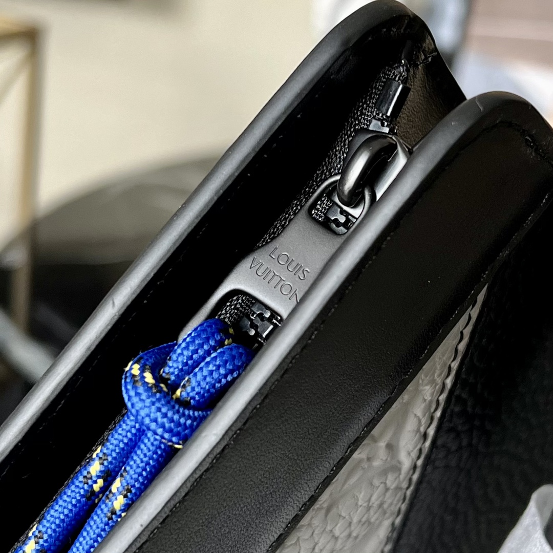 Louis Vuitton Pochette Voyage MM M81310
