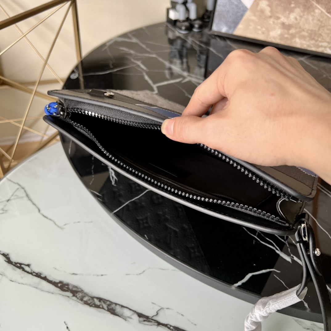 Louis Vuitton Pochette Voyage MM M81310