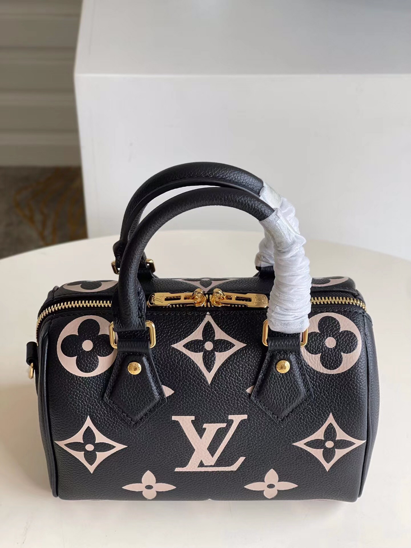 Louis Vuitton Speedy Bandouliere 20 Embossed Grained Cowhide Leather Black