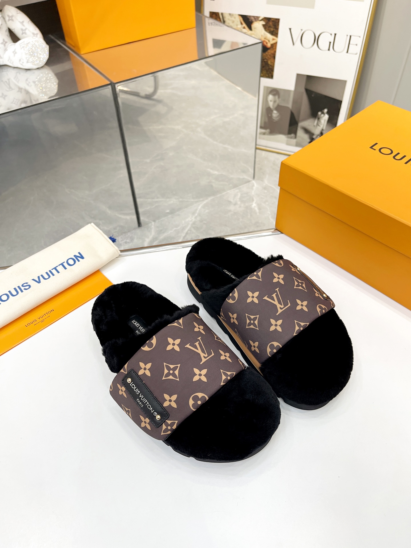 Louis Vuitton Wintry Slipper Men and Women-002 Size 35-45