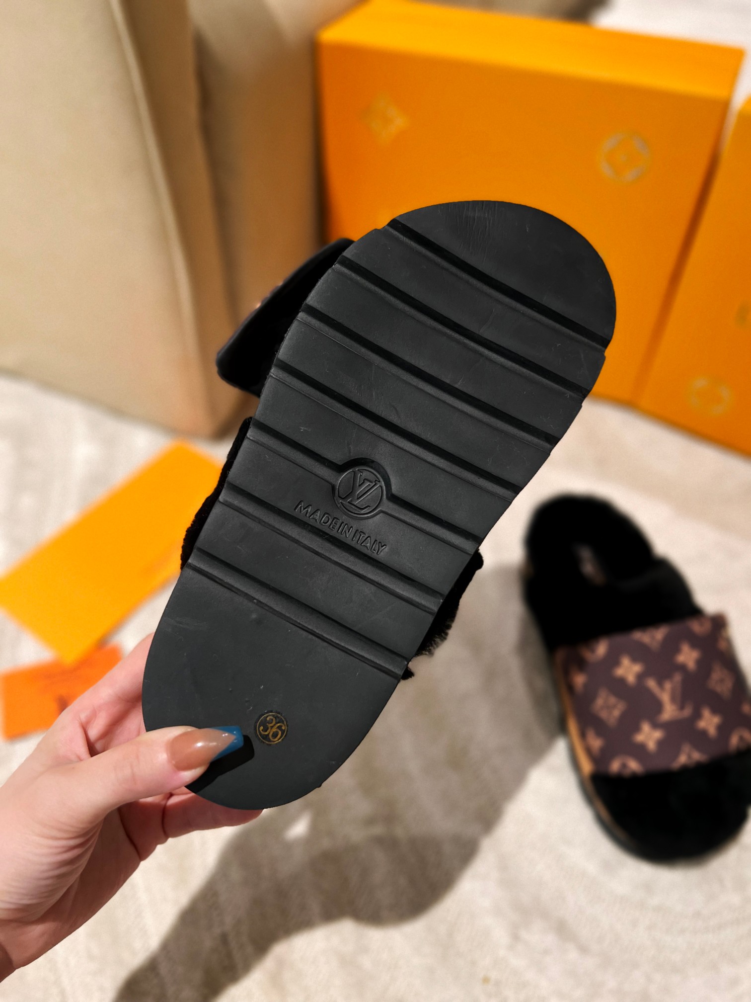 Louis Vuitton Wintry Slipper Men and Women-005 Size 35-45