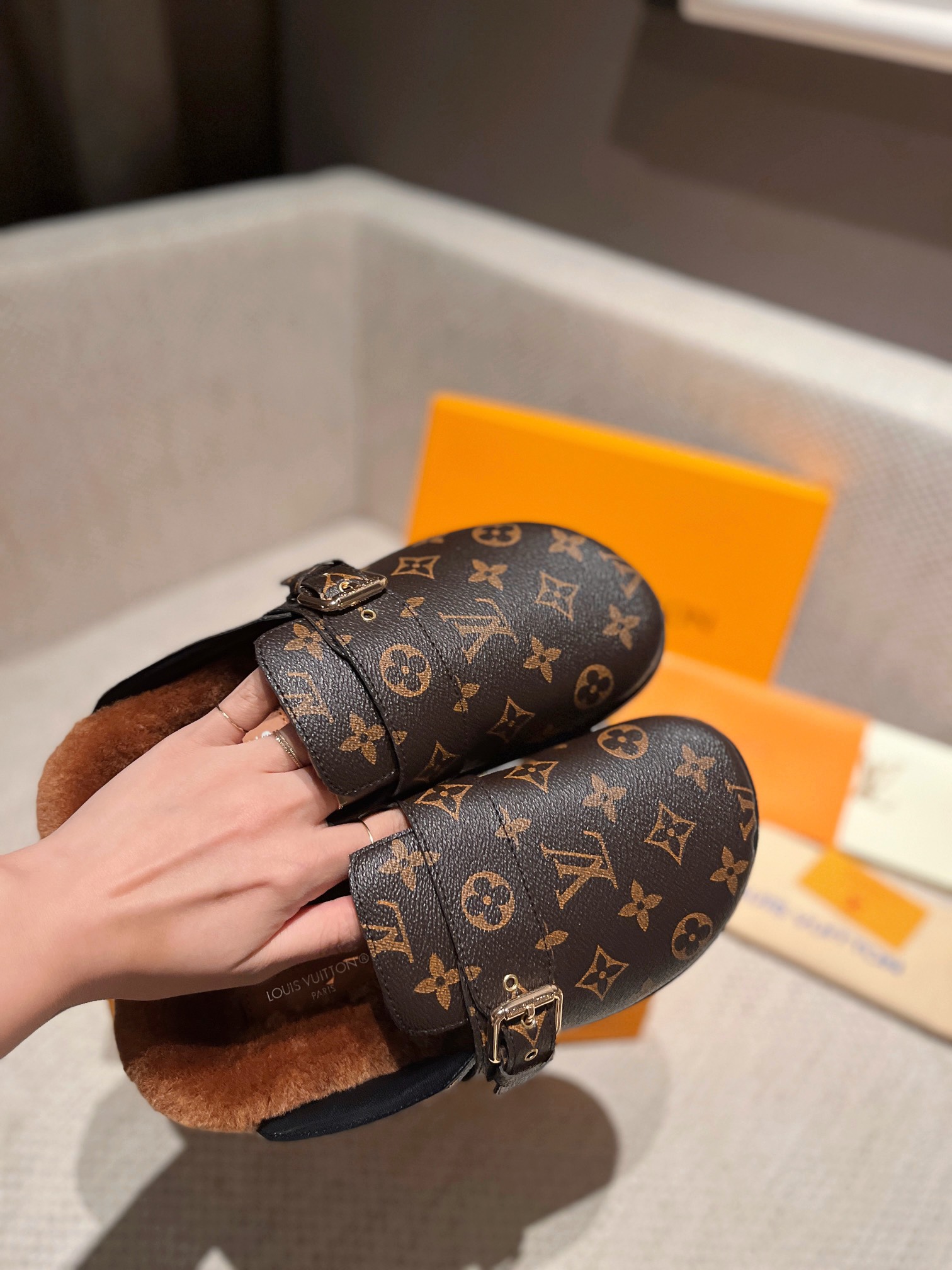 Louis Vuitton Wintry Slipper Men and Women-007 Size 35-45