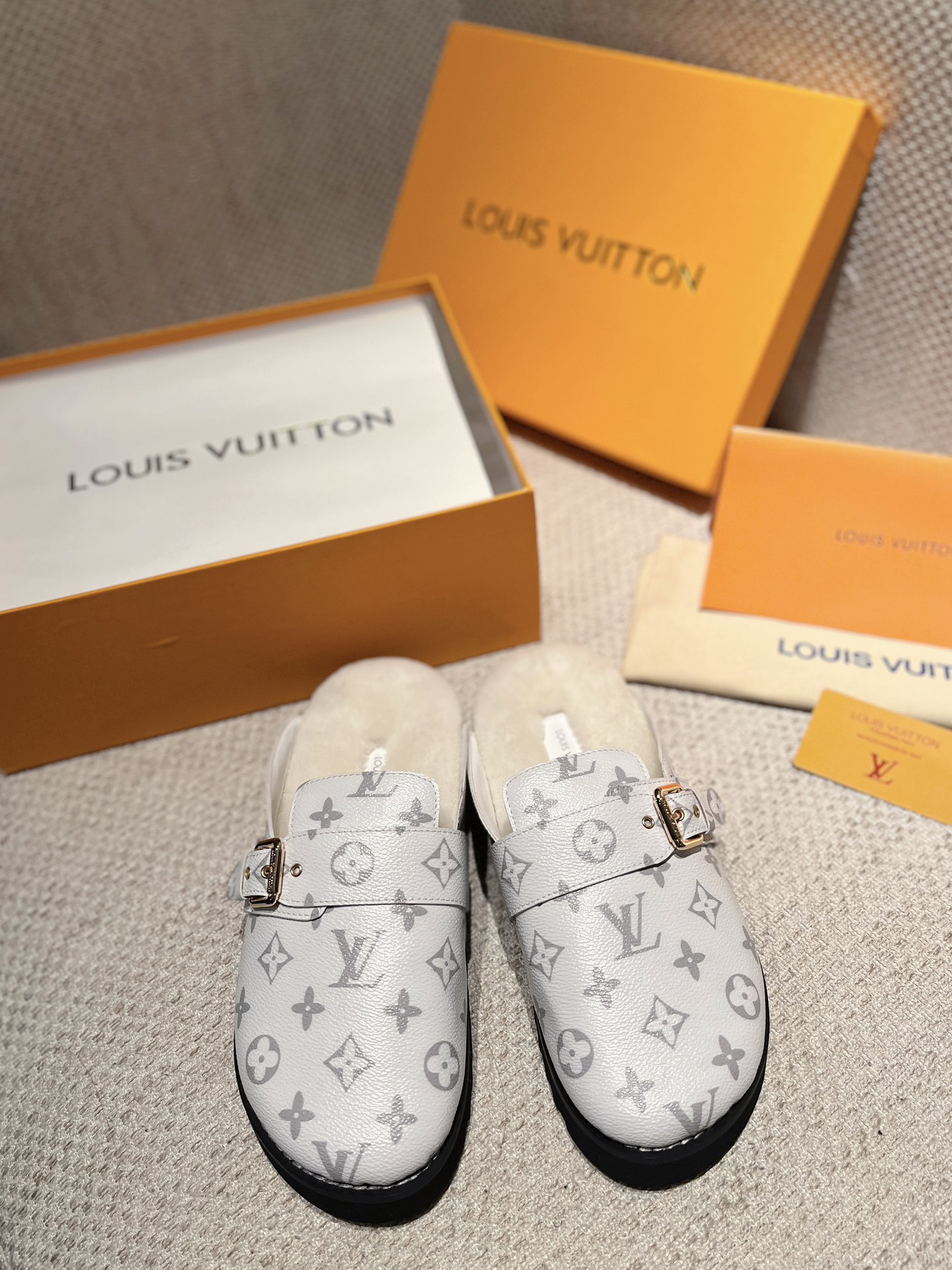 Louis Vuitton Wintry Slipper Men and Women-009 Size 35-45