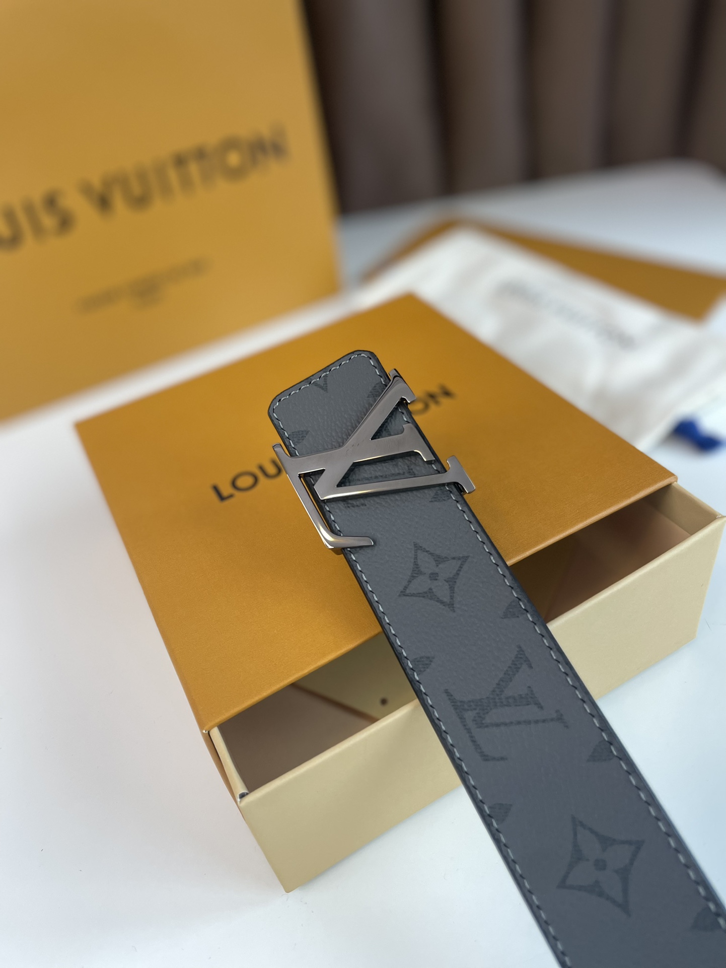 Louis Vuitton Womens Leather Belt Width 4cm 176