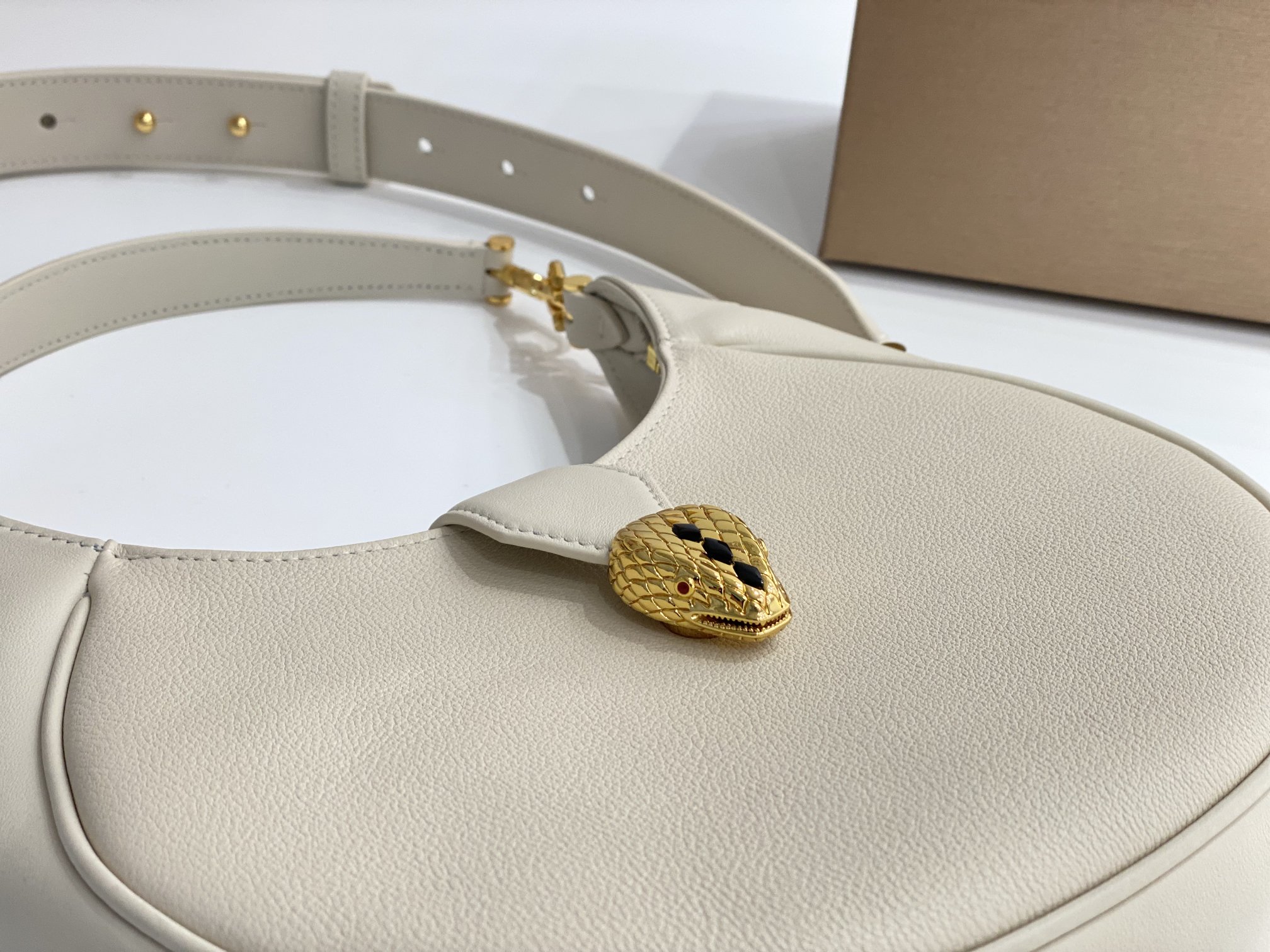 New Copy Bvlgari Serpenti Ellipse Crossbody Bag White Calf Leather with Snakehead Closure For Women 25cm