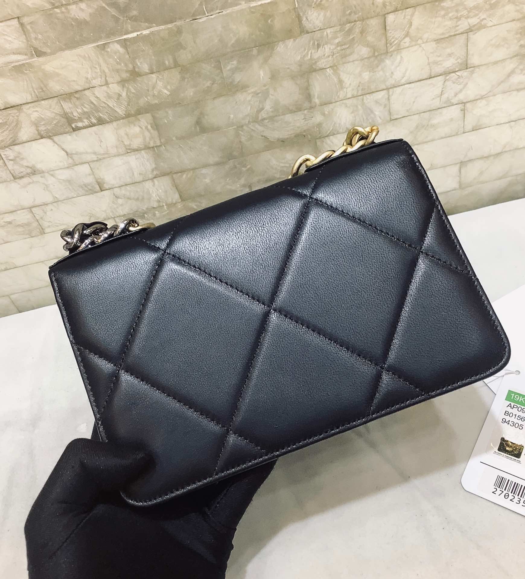 Replica Chaenl Ohanel 19 Maxi Flap Bag Lambskin Black