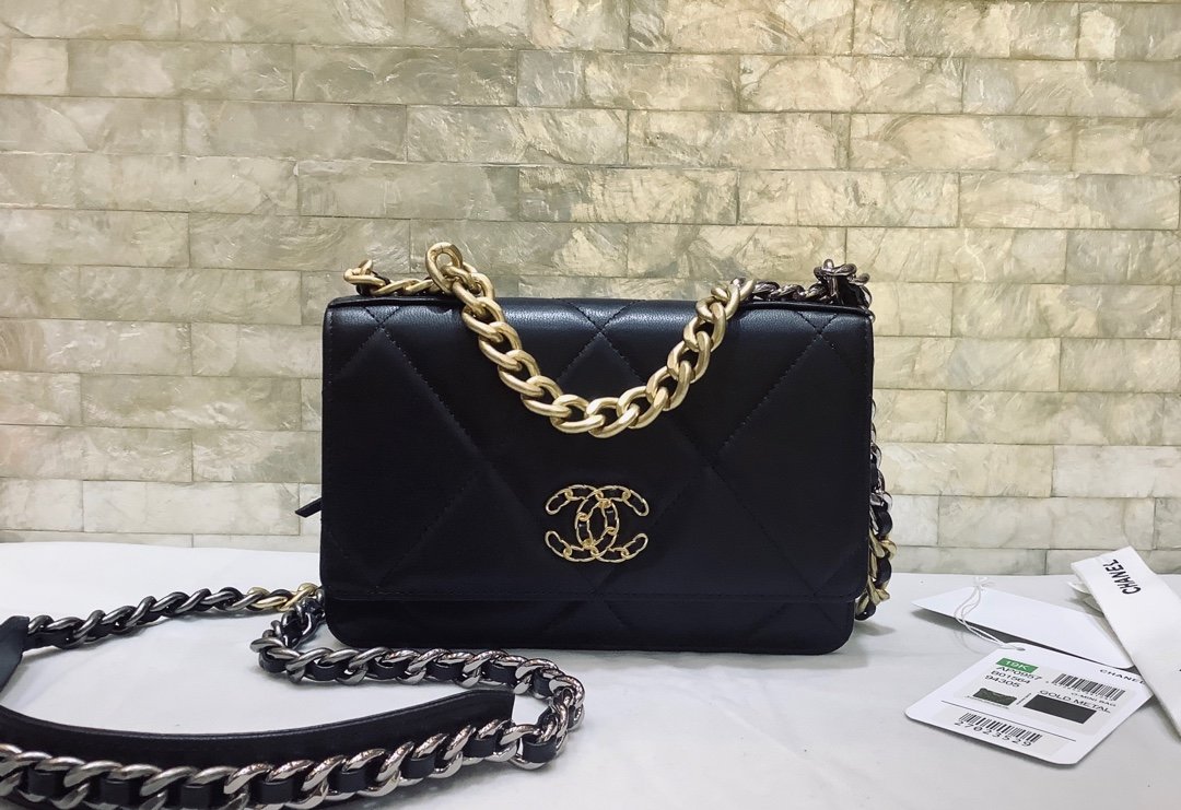 Replica Chaenl Ohanel 19 Maxi Flap Bag Lambskin Black