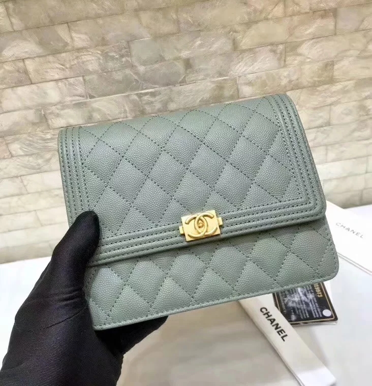 Replica Chanel A84433 BOY CHANEL Clutch with Chain Grained Calfskin Green