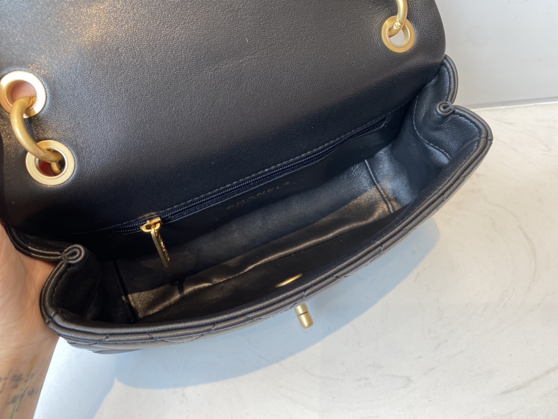 Replica Chanel AS2388 2021 Flap Bag Shiny Lambskin Gold-Tone Metal Black