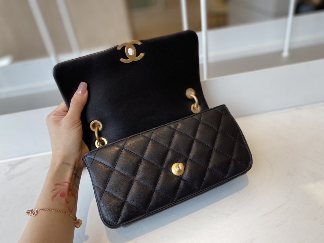 Replica Chanel AS2388 2021 Flap Bag Shiny Lambskin Gold-Tone Metal Black