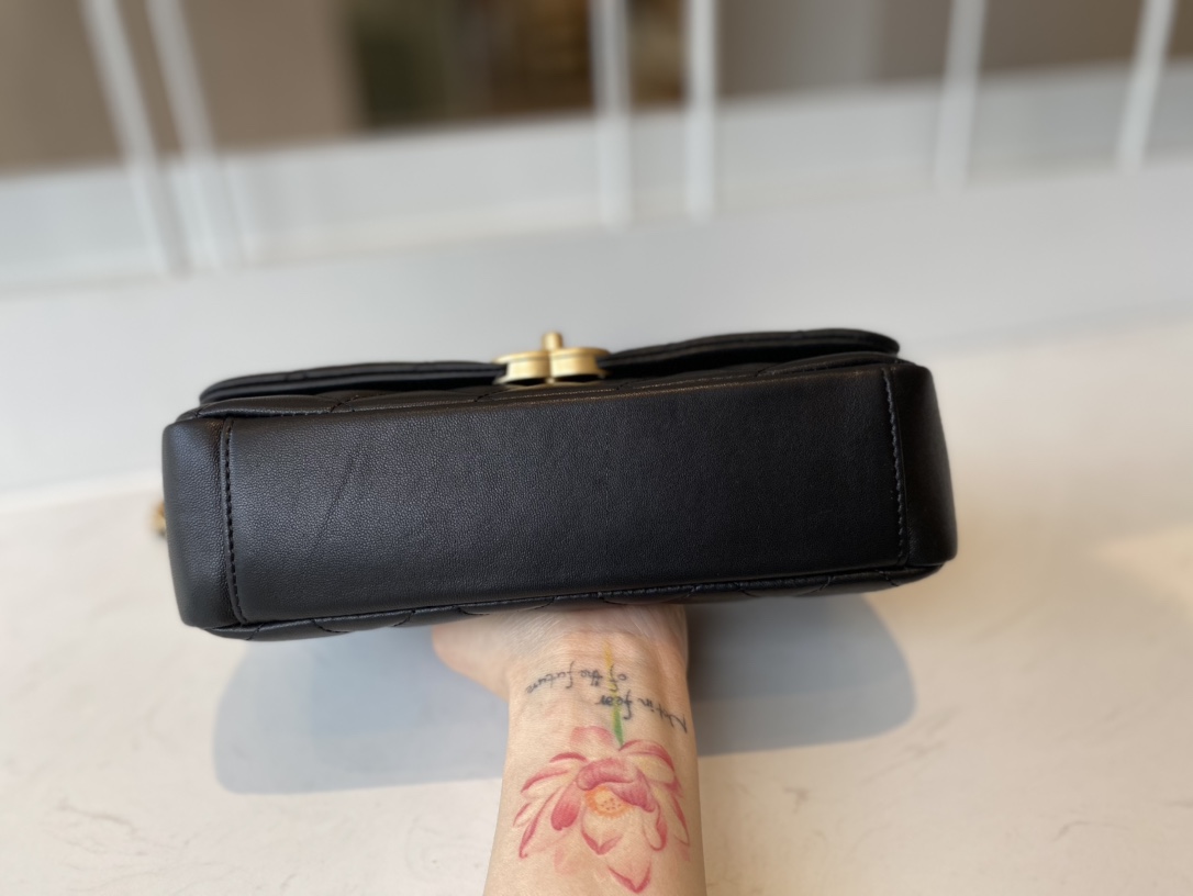 Replica Chanel AS2388 2021 Flap Bag Shiny Lambskin Gold-Tone Metal Black