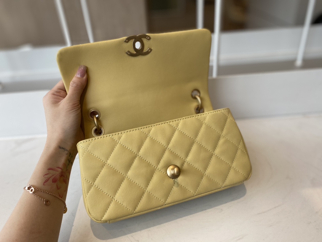 Replica Chanel AS2388 2021 Flap Bag Shiny Lambskin Gold-Tone Metal Yellow