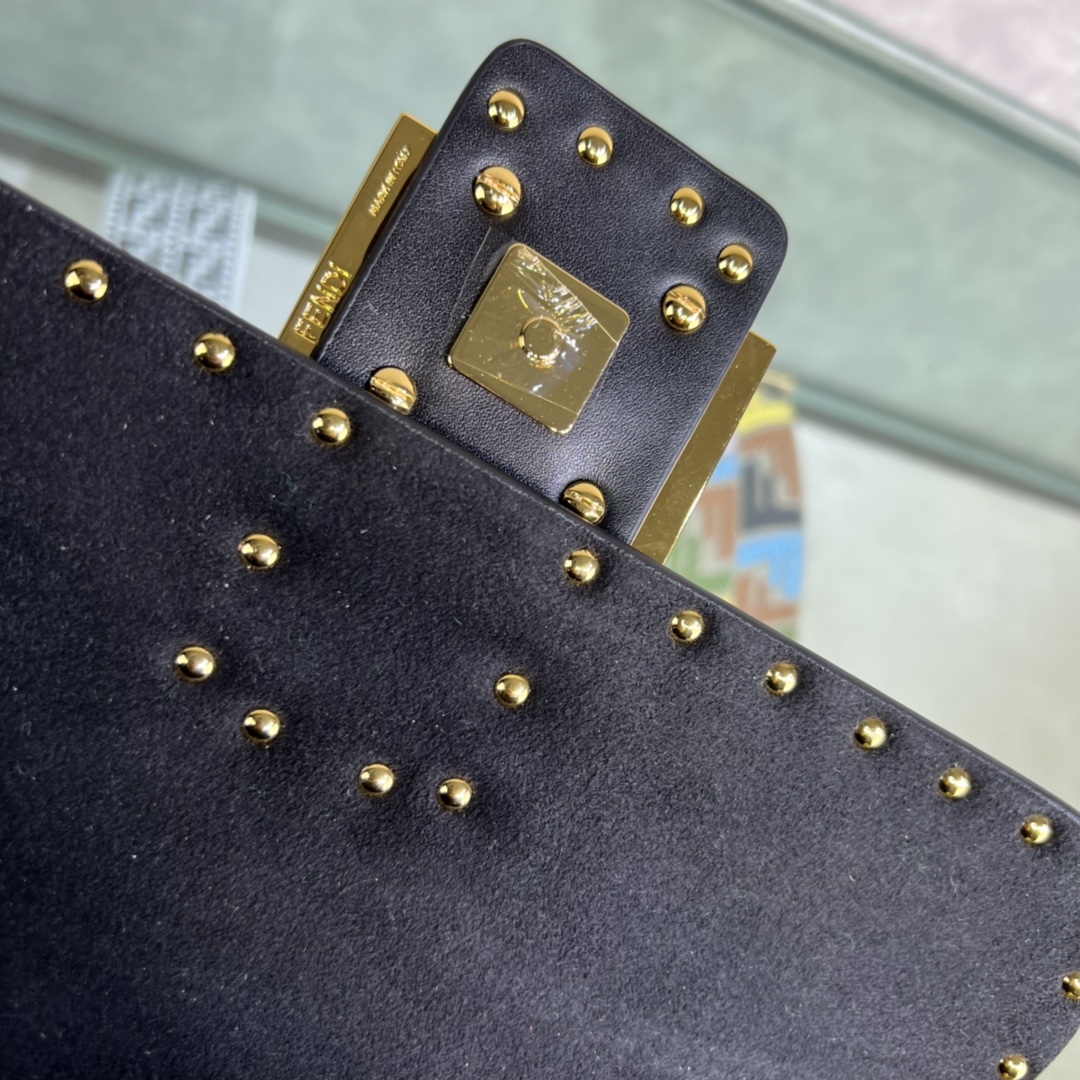 Replica Fendi Baguette Black Leather Bag with Metal Stitch Stitching and Decorated with FF Clasp Price Online