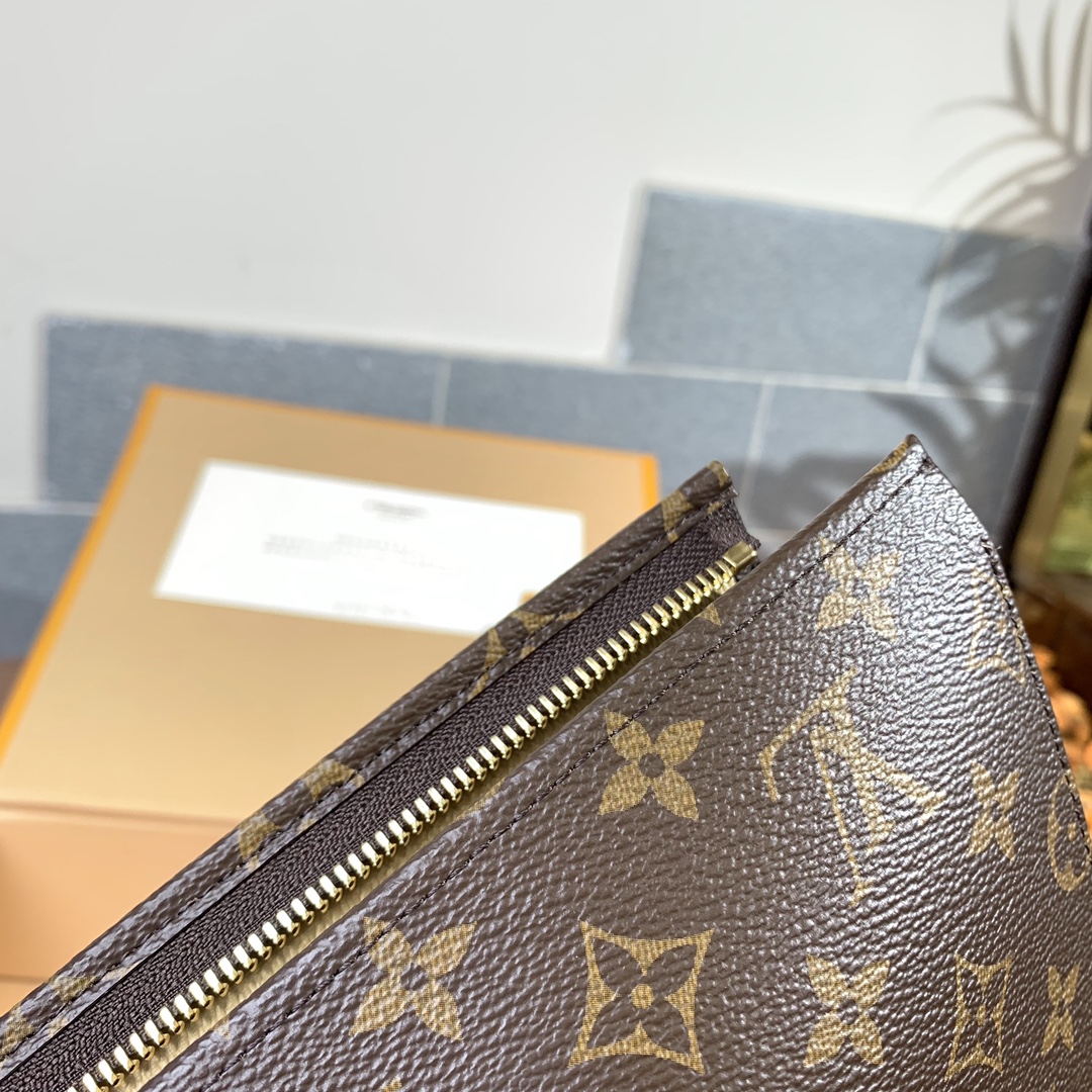 Replica LV Toiletry Pouch 26 in Monogram 022