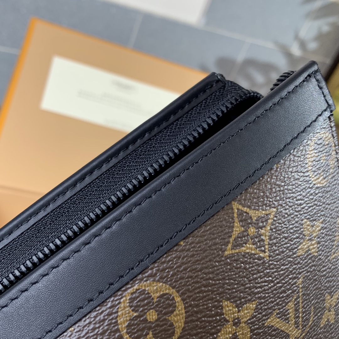 Replica LV Toiletry Pouch 26 in Monogram 031