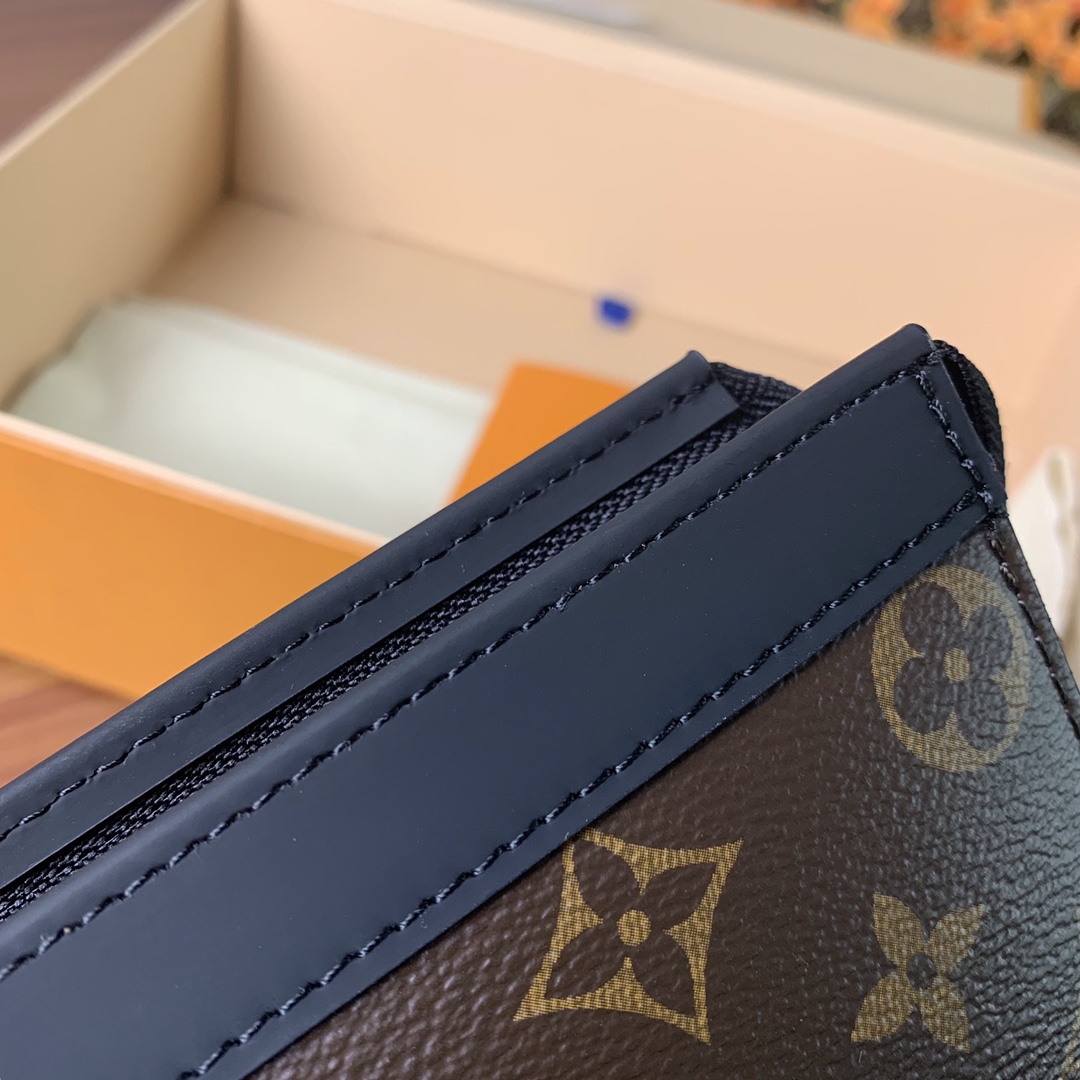 Replica LV Toiletry Pouch 26 in Monogram 035