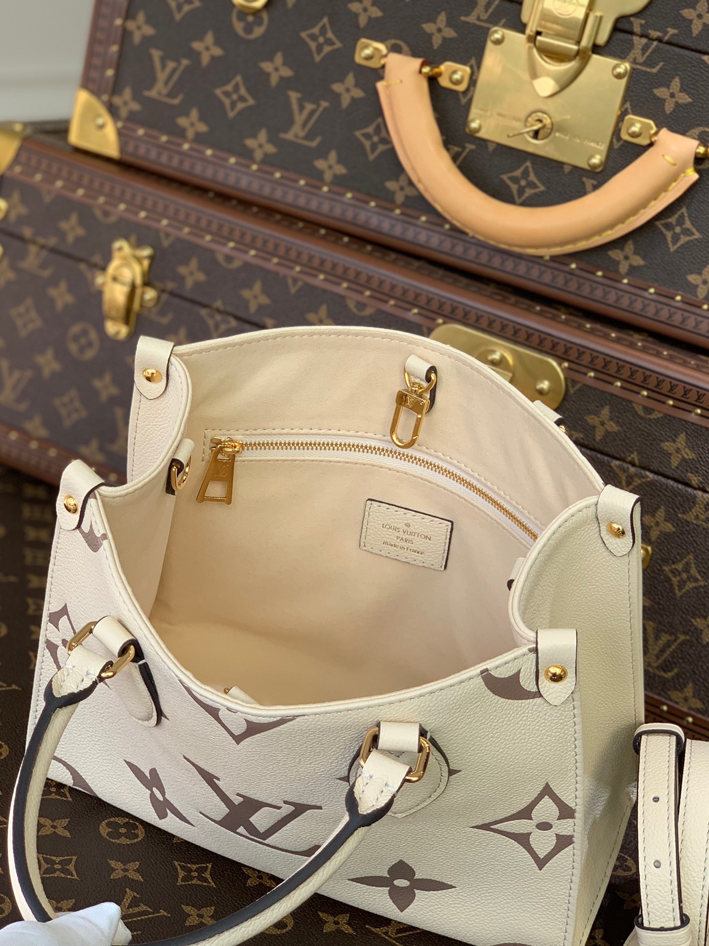 Replica Louis Vuitton M45654 Onthego PM Embossed Grained Cowhide Leather White
