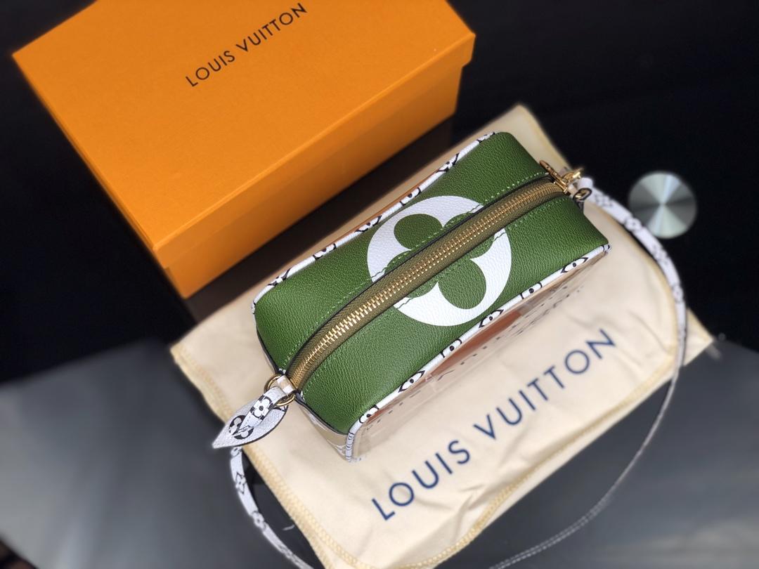 Replica Louis Vuitton M67610 Beach Pouch Kaki