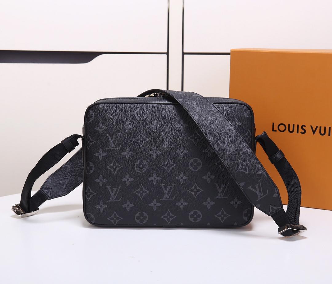 Replica Louis Vuitton Men M33435 Outdoor Messenger PM Taiga Cowhide Leather Noir