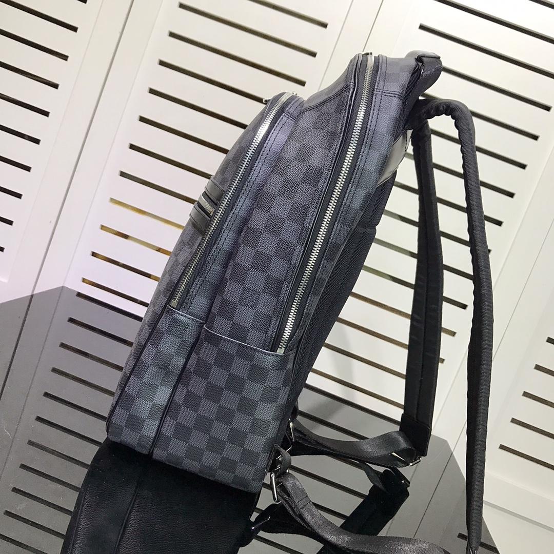 Replica Louis Vuitton Men Michael in Damier Graphite Canvas is a Lightweight Backpack N58024