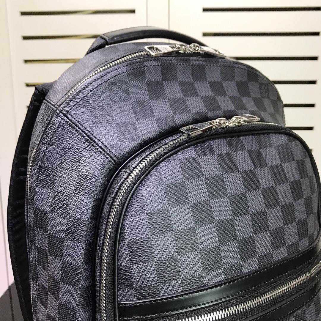 Replica Louis Vuitton Men Michael in Damier Graphite Canvas is a Lightweight Backpack N58024