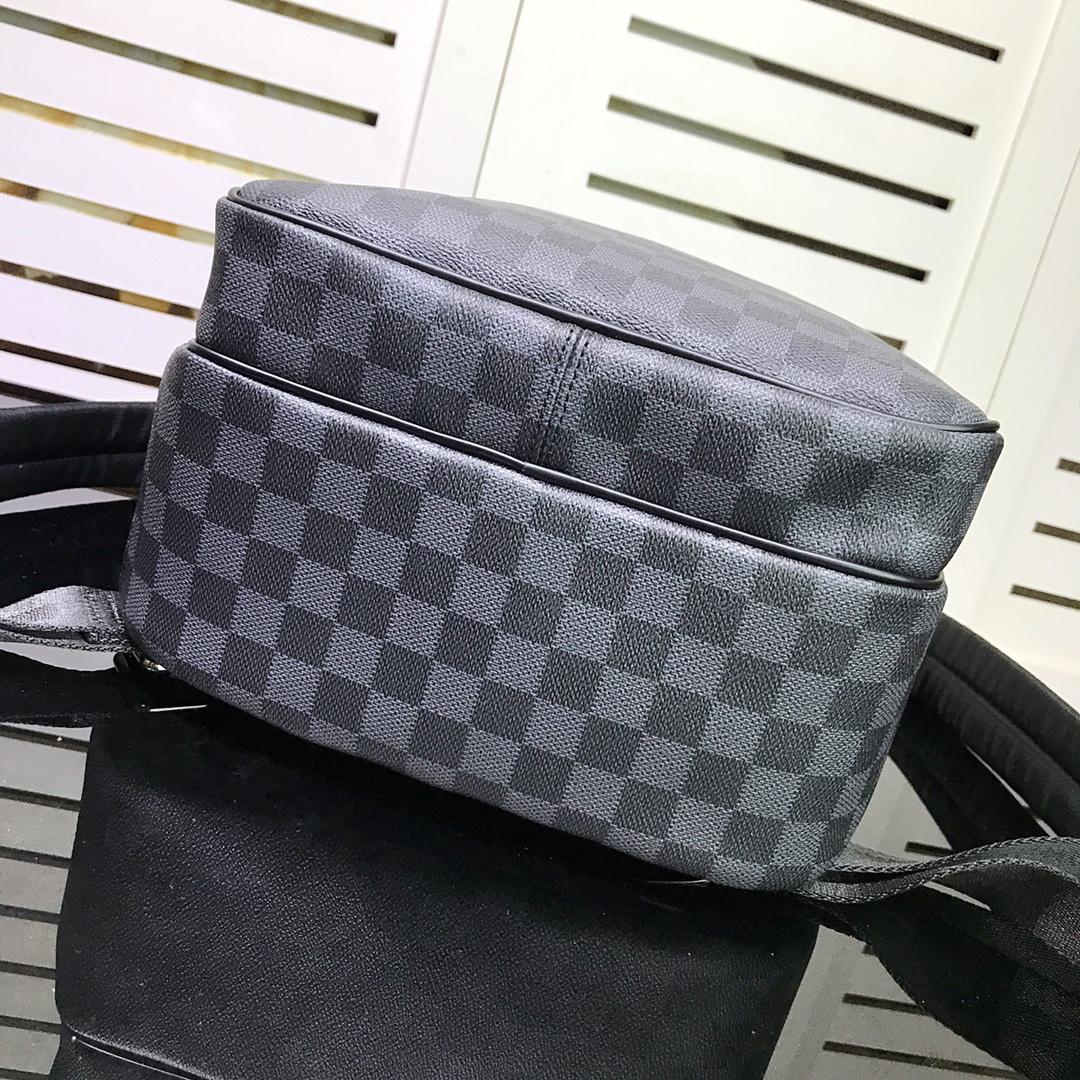 Replica Louis Vuitton Men Michael in Damier Graphite Canvas is a Lightweight Backpack N58024