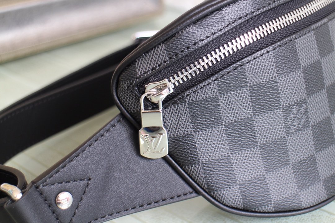 Replica Louis Vuitton N40362 Campus Bumbag in Damier Graphite Coated Canvas with its Silver-Color Zipper