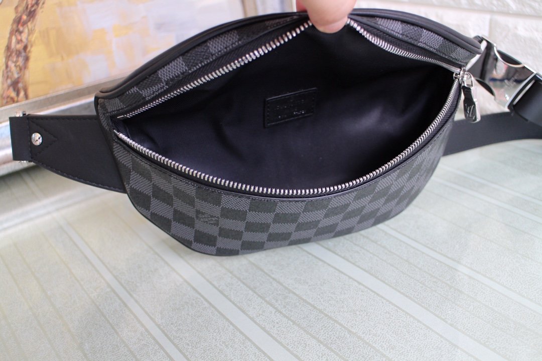 Replica Louis Vuitton N40362 Campus Bumbag in Damier Graphite Coated Canvas with its Silver-Color Zipper