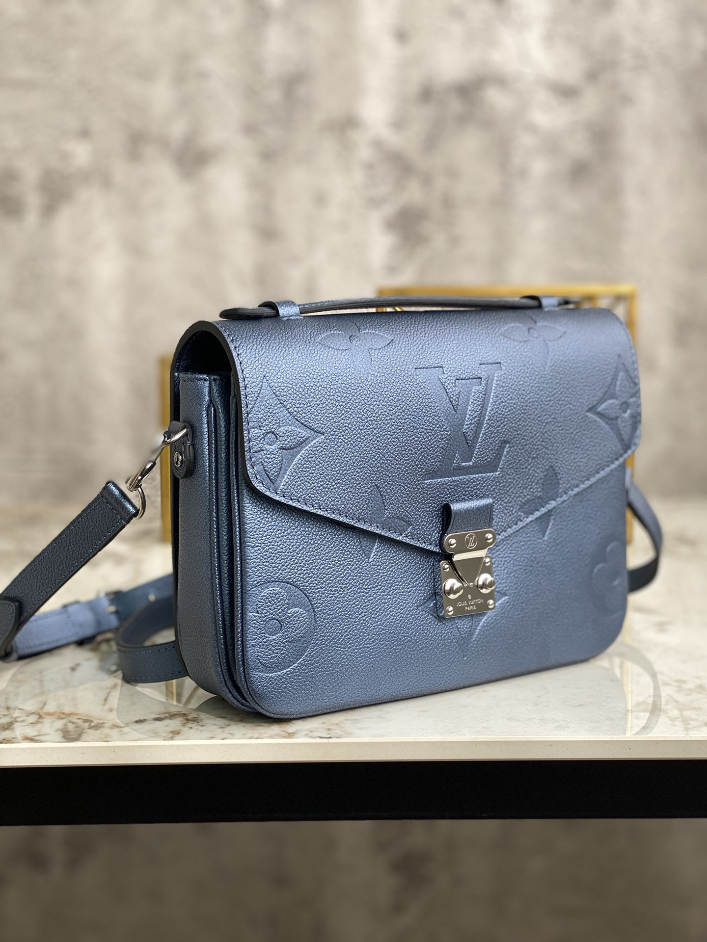 Replica Summer Fashion Louis Vuitton Embossed Grained Cowhide Leather with Nacre Finish M59211