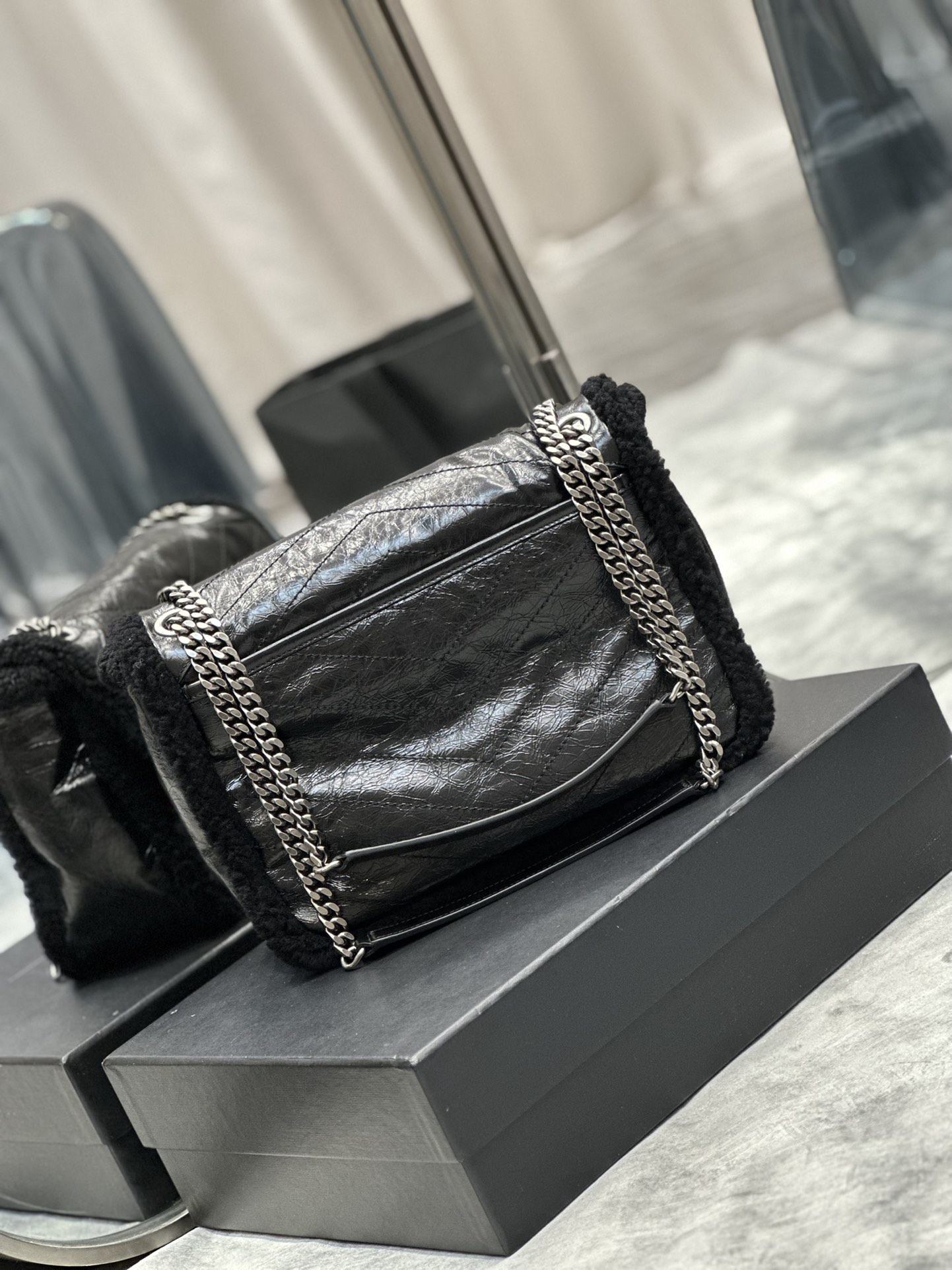 Saint Laurent Niki Small Chain Bag In Crinkled Leather And Shearling Black