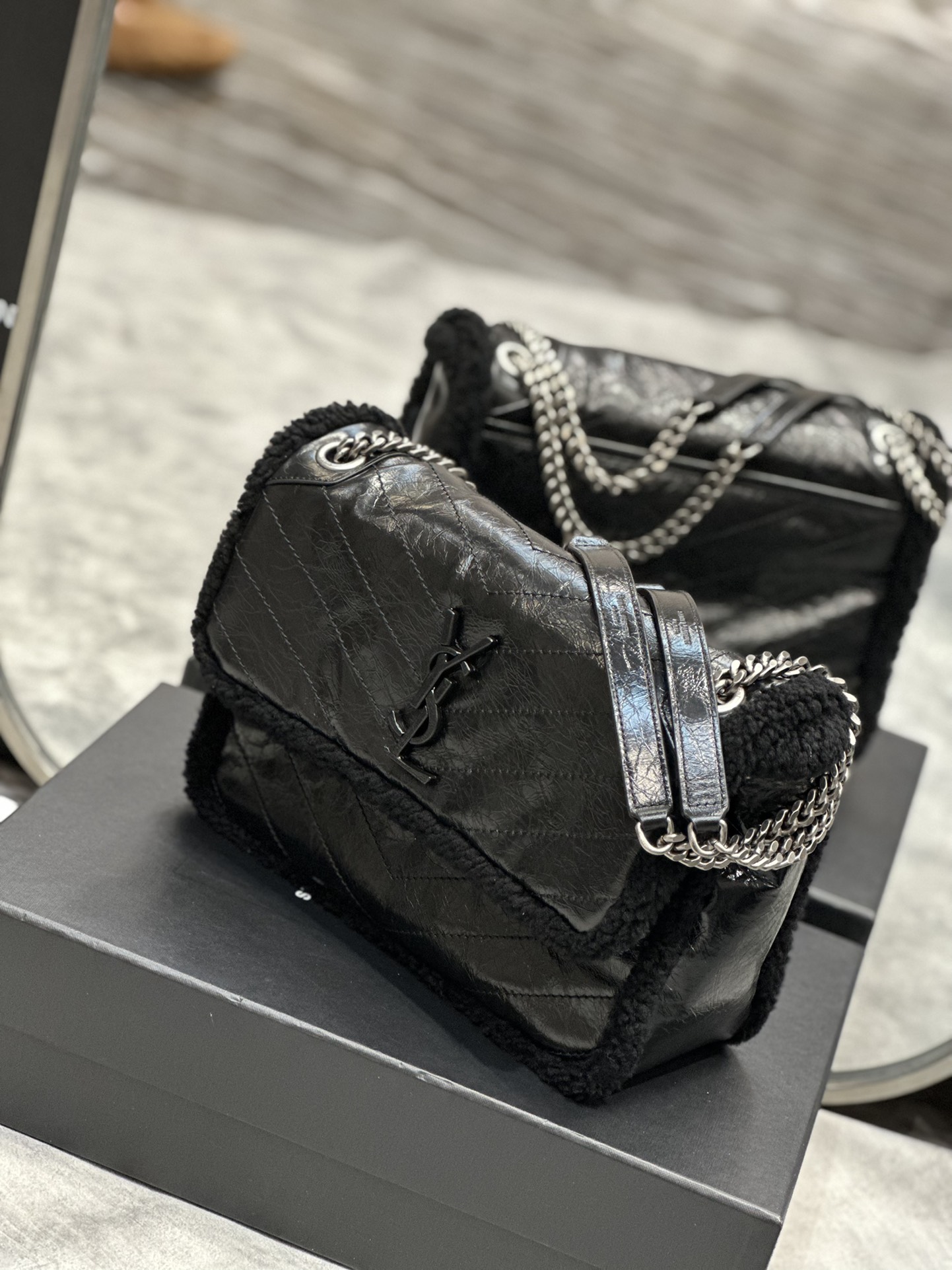 Saint Laurent Niki Small Chain Bag In Crinkled Leather And Shearling Black