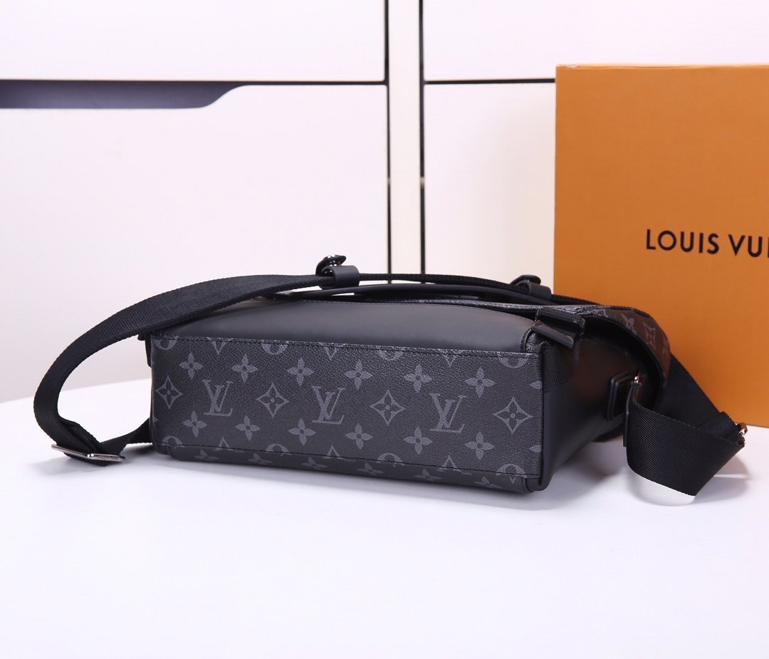 Top Replica Louis Vuitton M40511 Messenger PM Voyager Monogram Eclipse Canvas