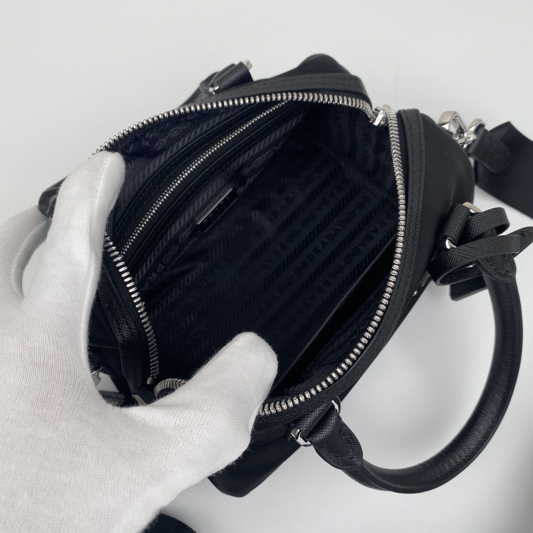 Top Replica Prada Re-Edition 2005 Nylon Bag Black