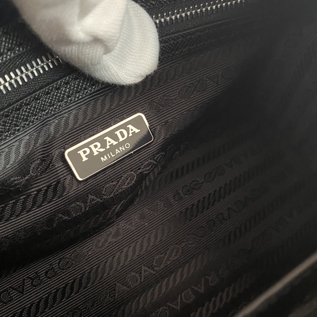 Top Replica Prada Re-Edition 2005 Nylon Bag Black