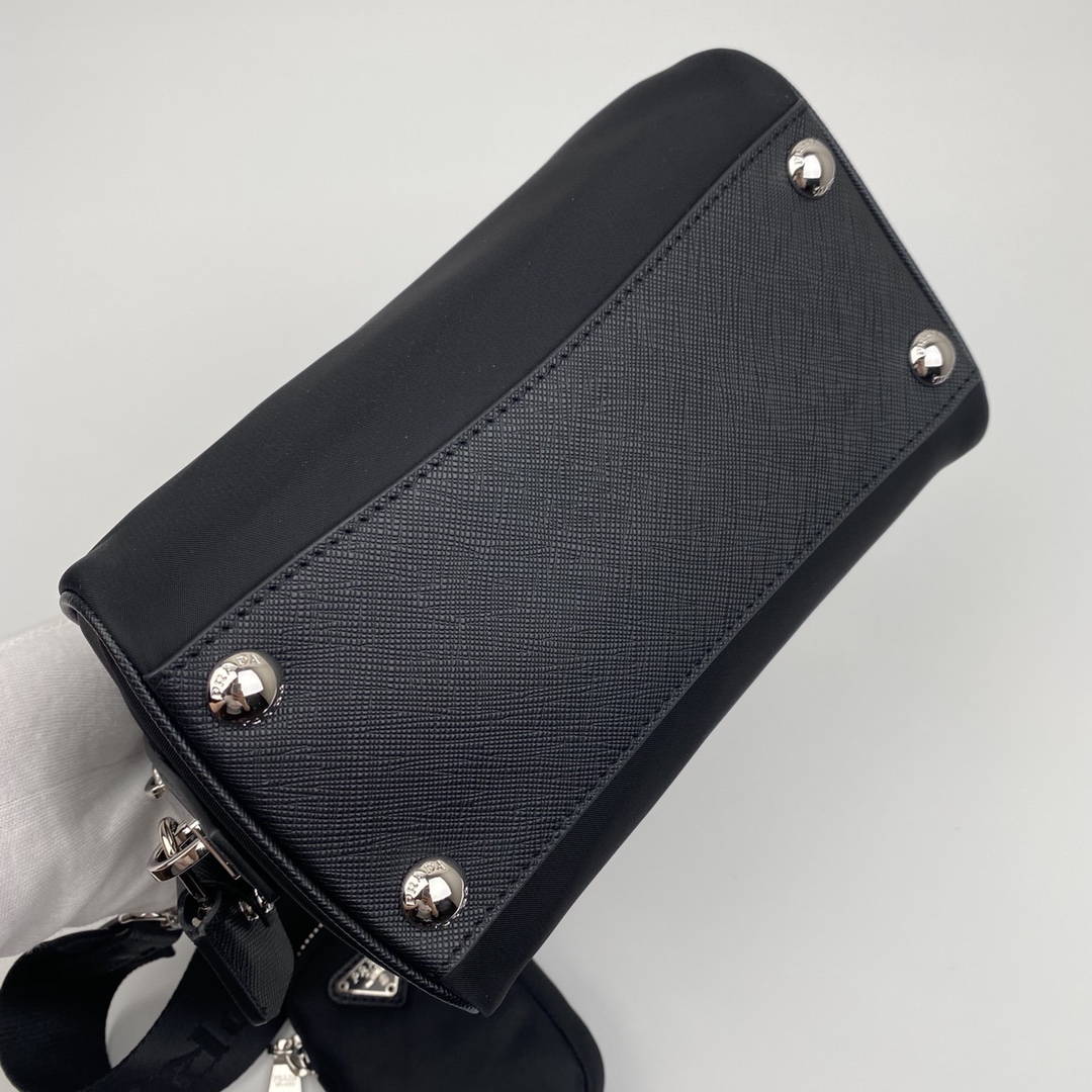 Top Replica Prada Re-Edition 2005 Nylon Bag Black