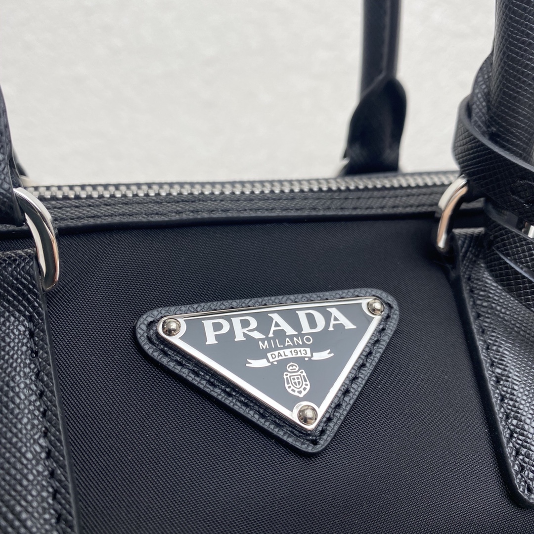 Top Replica Prada Re-Edition 2005 Nylon Bag Black