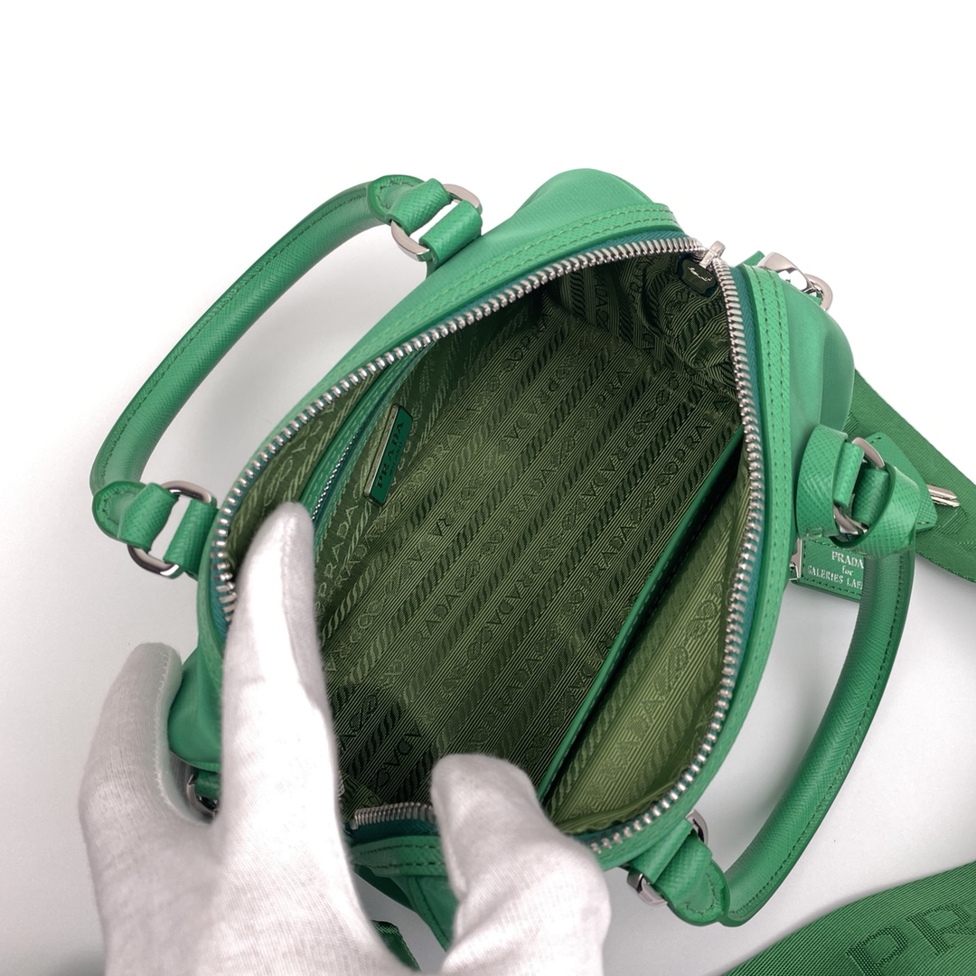 Top Replica Prada Re-Edition 2005 Nylon Bag Green