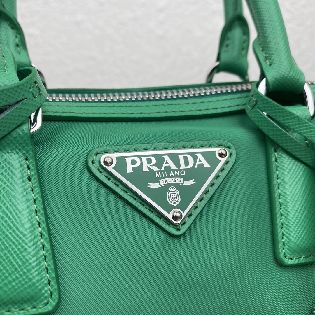 Top Replica Prada Re-Edition 2005 Nylon Bag Green