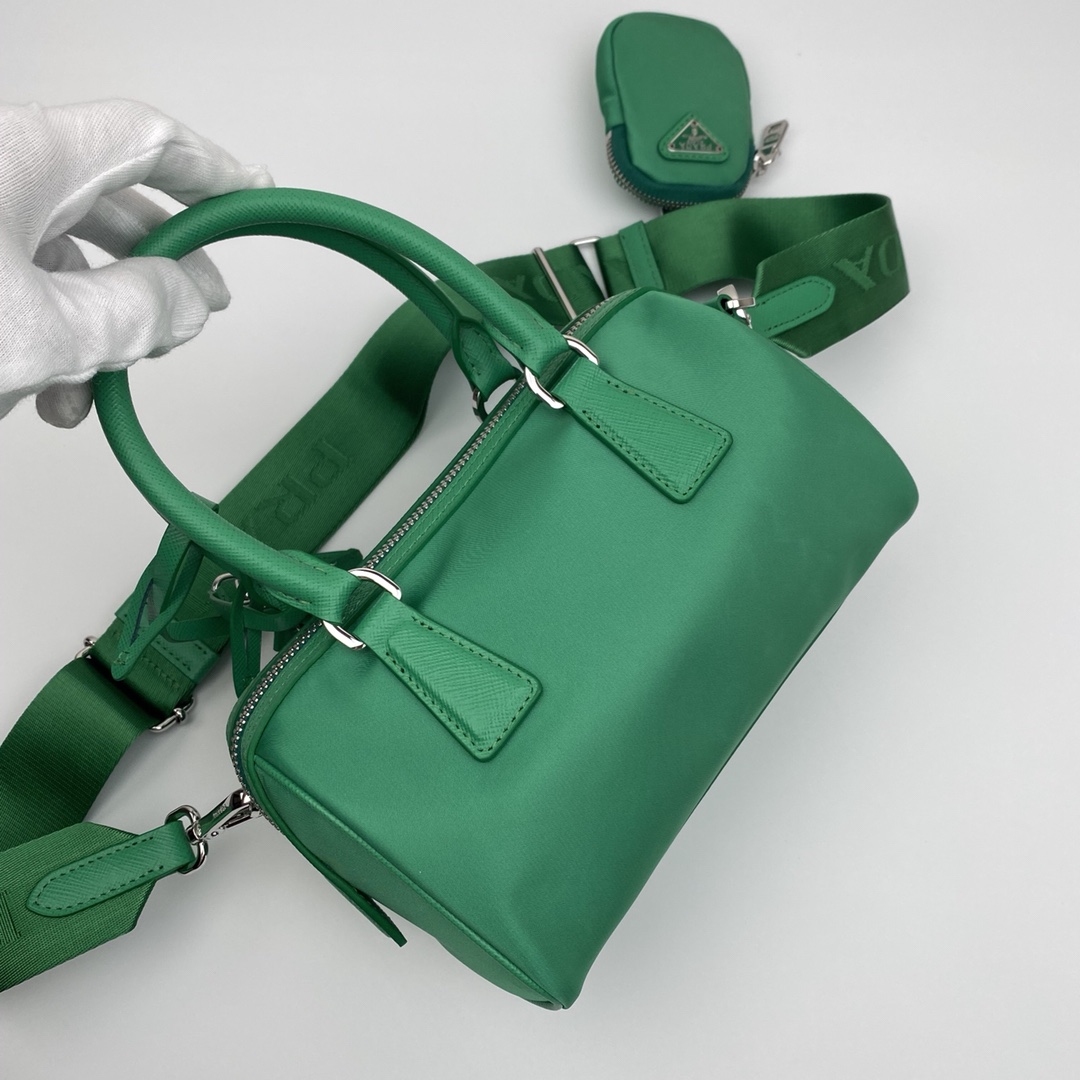 Top Replica Prada Re-Edition 2005 Nylon Bag Green