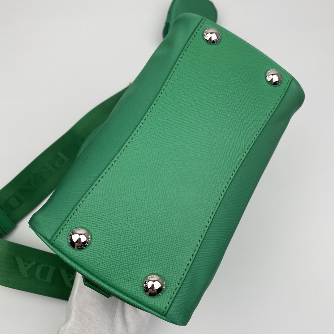 Top Replica Prada Re-Edition 2005 Nylon Bag Green