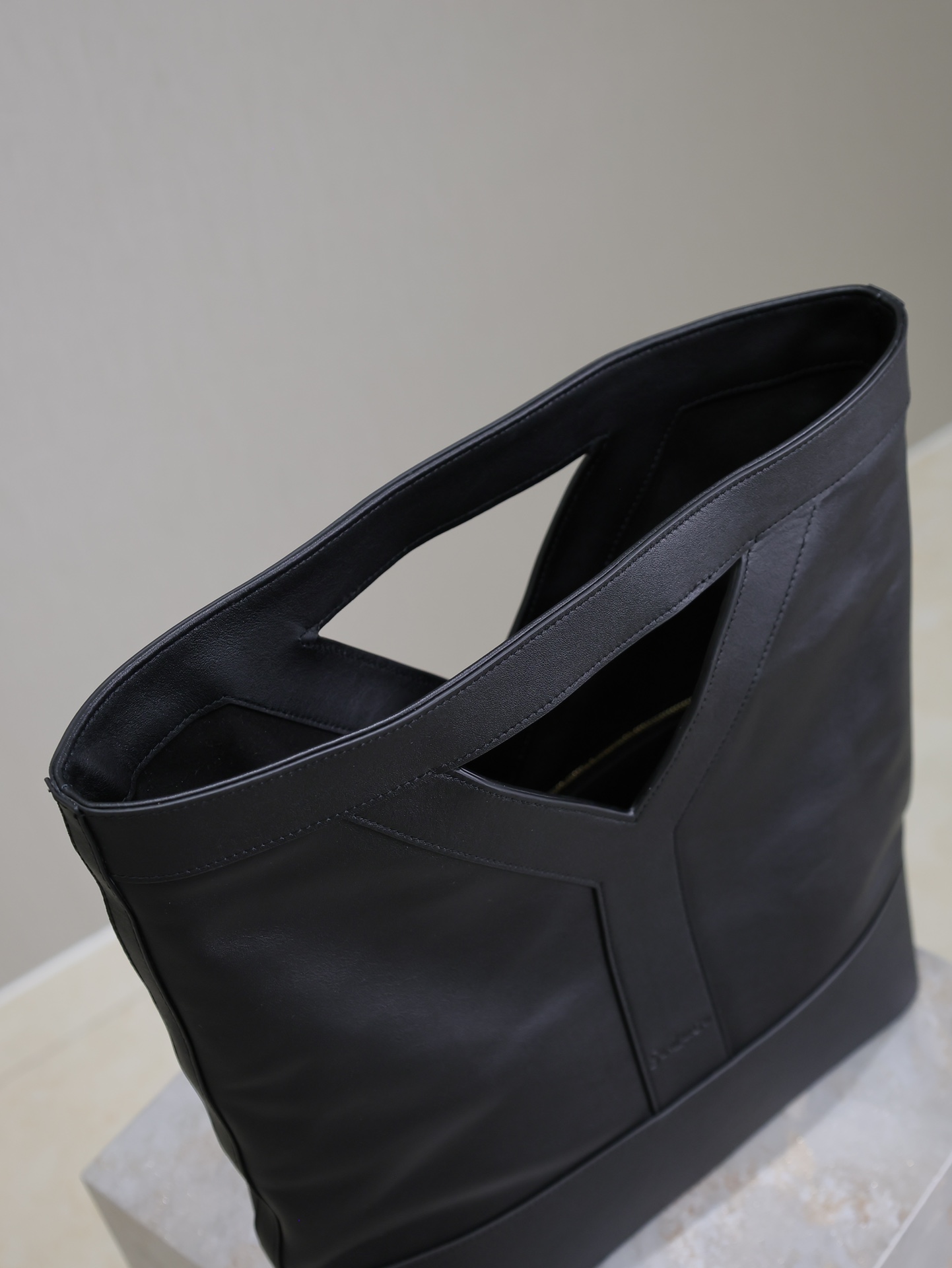 Yves Saint Laurent Y Tote  Bag In Black Leather